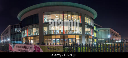 Vue de la nuit de Northampton College signe de recrutement. Banque D'Images