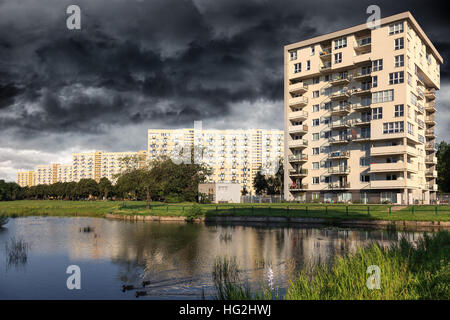 Nuages de tempête de recueillir plus de ville de Gdansk, Pologne. Banque D'Images