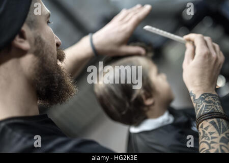 Salon de coiffure et son client en coiffure Banque D'Images