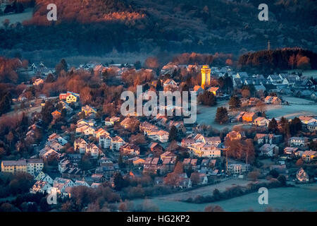 Vue aérienne, l'ancien château d'eau à Bommern brille au lever du soleil, quand le reste est Bommerns encore dans l'ombre. , Witten, Banque D'Images