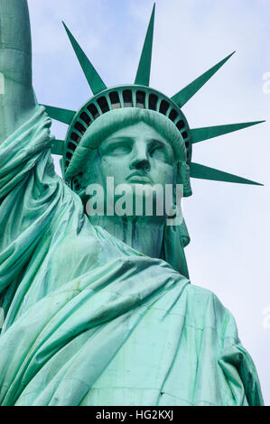 Vue de face rapprochée de la tête, du visage et de la couronne de la Statue de la liberté, Liberty Island, New York City, États-Unis Banque D'Images
