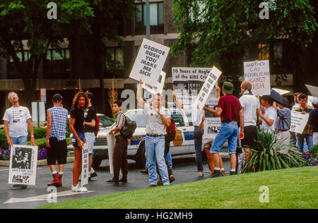 Washington, DC, USA., 1992 manifestants du groupe 'acte jusqu' l'entrée de l'hôtel Omni Shoreham dans un effort pour empêcher les gens de pénétrer dans l'immeuble pour un discours prononcé par le président George H. W. Crédit : Mark Reinstein Bush Banque D'Images
