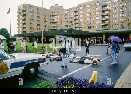 Washington, DC, USA., 1992 manifestants du groupe 'acte jusqu' à l'entrée de l'hôtel Omni Shoreham dans un effort pour empêcher les gens de pénétrer dans l'immeuble pour un discours prononcé par le président George H. W. Crédit : Mark Reinstein Bush Banque D'Images