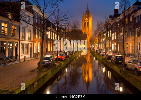 L'ancienne église reflétée dans un canal à Delft aux Pays-Bas dans la nuit. Banque D'Images