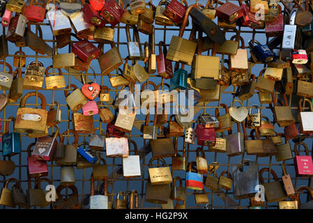 L'amour des verrous sur Rakkauden Helsinki Silta's Bridge of Love Helsinki Finlande Banque D'Images