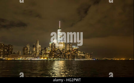 Lower Manhattan, également connu sous le nom de centre-ville de Manhattan, est la partie la plus méridionale de l'île de nuit Banque D'Images