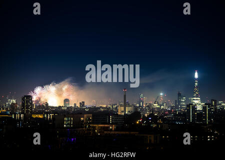 Beau feu d'artifice au-dessus de Londres. New Years Eve, vue du point de Greenwich Hill Banque D'Images