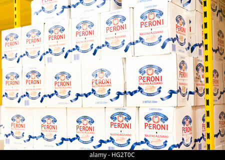 Les cas de la bière Peroni en vente dans un supermarché, au Royaume-Uni. Banque D'Images