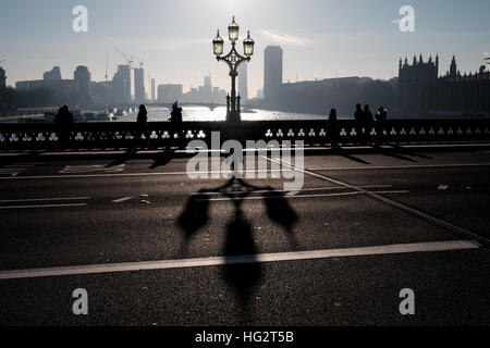 Le pont de Westminster ombres projetées par des lampadaires de style Victorien sur au petit matin brumeux Banque D'Images