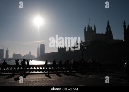 Le pont de Westminster shadows début matin brumeux à se rendre au pont vers le parlement. Banque D'Images