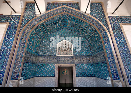 Le Kiosk est un pavillon situé dans l'enceinte de palais de Topkapi et les dates à partir de 1472 comme indiqué sur la tuile inscript au-dessus de l'entrée principale. Il a été construit par le sultan ottoman Mehmed II comme un château de plaisance ou d'un kiosque. Il est situé dans le plus les parties extérieures du palais, à côté du parc de Gülhane. Il a été également appelé Kiosque vitré Banque D'Images