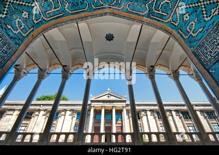 Le Kiosk est un pavillon situé dans l'enceinte de palais de Topkapi et les dates à partir de 1472 comme indiqué sur la tuile inscript au-dessus de l'entrée principale. Il a été construit par le sultan ottoman Mehmed II comme un château de plaisance ou d'un kiosque. Il est situé dans le plus les parties extérieures du palais, à côté du parc de Gülhane. Il a été également appelé Kiosque vitré Banque D'Images