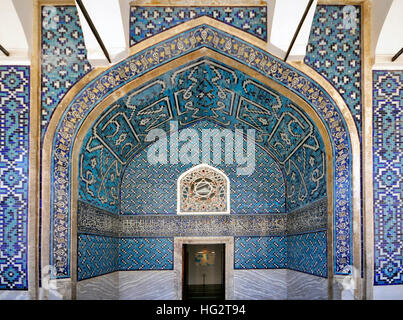 Le Kiosk est un pavillon situé dans l'enceinte de palais de Topkapi et les dates à partir de 1472 comme indiqué sur la tuile inscript au-dessus de l'entrée principale. Il a été construit par le sultan ottoman Mehmed II comme un château de plaisance ou d'un kiosque. Il est situé dans le plus les parties extérieures du palais, à côté du parc de Gülhane. Il a été également appelé Kiosque vitré Banque D'Images