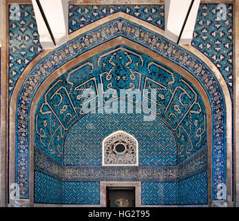 Le Kiosk est un pavillon situé dans l'enceinte de palais de Topkapi et les dates à partir de 1472 comme indiqué sur la tuile inscript au-dessus de l'entrée principale. Il a été construit par le sultan ottoman Mehmed II comme un château de plaisance ou d'un kiosque. Il est situé dans le plus les parties extérieures du palais, à côté du parc de Gülhane. Il a été également appelé Kiosque vitré Banque D'Images