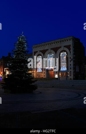 Lumières de Noël, Corn Exchange, Marché, Kettering town, comté de Northamptonshire, Angleterre, Royaume-Uni Banque D'Images