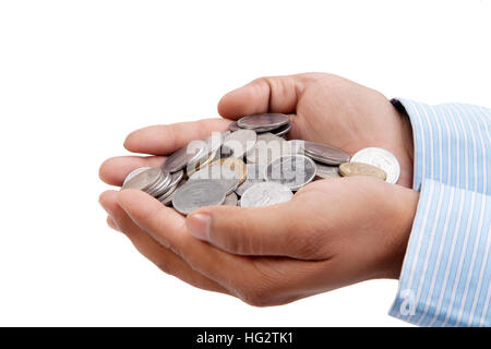 Poignée de pièces dans les mains palm isolated on white Banque D'Images