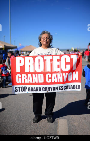 Femme 'Protéger' Grand Canyon au matin du défilé de la Nation Navajo Fair, un événement de renommée mondiale qui met en valeur l'Agriculture, de l'amende Ar Navajo Banque D'Images