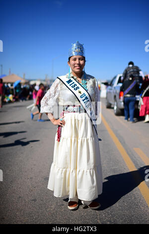 Miss Utah Navajo Reine, Alliyah Chavez, le matin du défilé de la Nation Navajo Fair, un événement de renommée mondiale qui met en valeur l'Agriculture, de l'amende Ar Navajo Banque D'Images