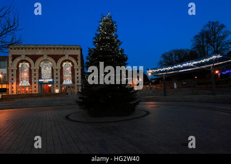 Lumières de Noël, Corn Exchange, Marché, Kettering town, comté de Northamptonshire, Angleterre, Royaume-Uni Banque D'Images