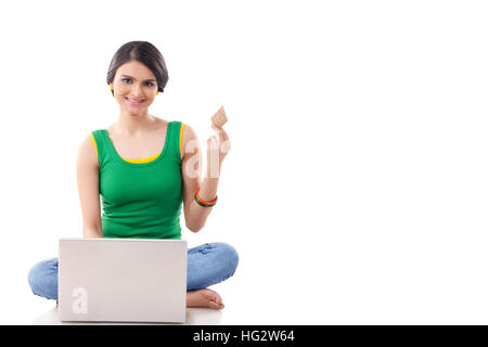 Portrait of a young woman shopping online Banque D'Images