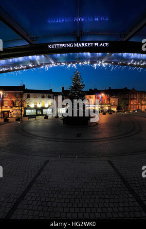 Lumières de Noël, Corn Exchange, Marché, Kettering town, comté de Northamptonshire, Angleterre, Royaume-Uni Banque D'Images