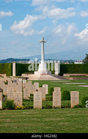 Commonwealth War Graves Commission Cemetery, Catane, Sicile, avec l'Etna à l'horizon Banque D'Images