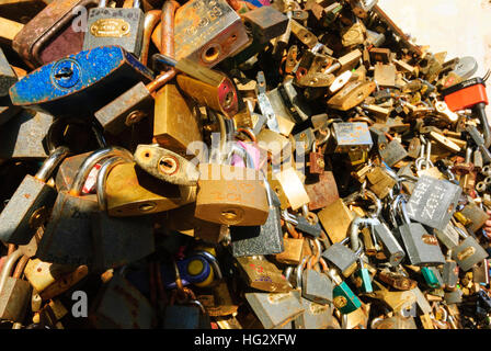 Pecs (Fünfkirchen) : clôture en treillis avec des châteaux, sont pendus par des couples d'étudiants pour une fidélité éternelle, Baranya, , Hongrie Banque D'Images