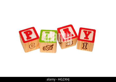 Petit wooden alphabet blocks épeler le mot "JOUER", en rouge et vert sur un fond blanc, pur Banque D'Images