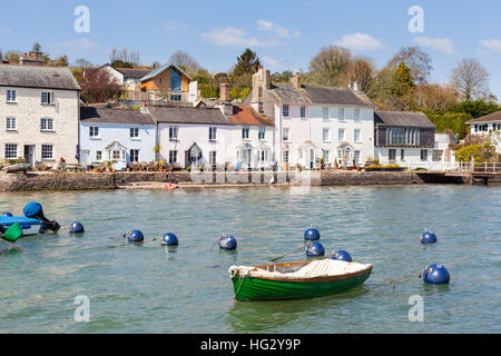 Rangée de cottages traditionnels line le bord de la rivière Dart à Dittisham dans le sud du Devon, Angleterre Banque D'Images