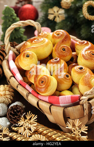 Des petits pains suédois safran, lussekatt dans panier Banque D'Images