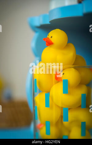 Canard en caoutchouc jouets dans la salle de bains Banque D'Images