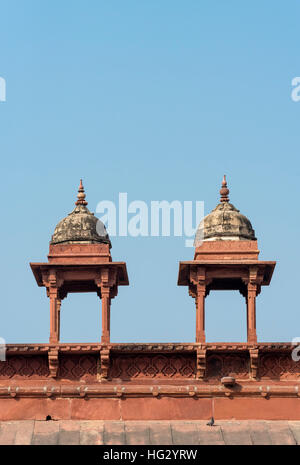 Rangée de pavillons plus Chhatri Jama Masjid (mosquée du vendredi), à Fatehpur Sikri, Inde Banque D'Images