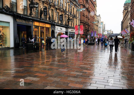 Une journée d'été, des pluies sur Buchanan Street, à Glasgow, Écosse, Royaume-Uni Banque D'Images