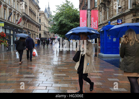 Une journée d'été, des pluies sur Buchanan Street, à Glasgow, Écosse, Royaume-Uni Banque D'Images