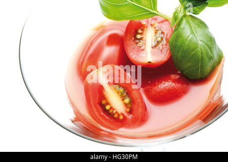 Tomates Raisins au jus de tomates au basilic garnir Banque D'Images