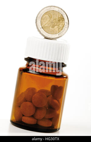 Pièce en euros et bouteille de pilules : symbole de la hausse des coûts médicaux Banque D'Images