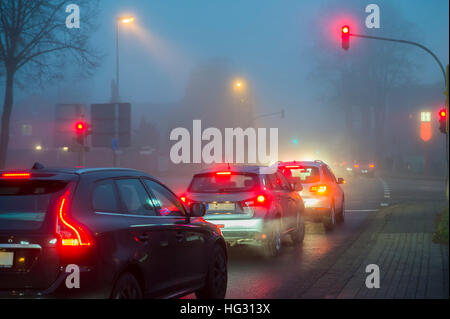 Voitures à un feu rouge dans le brouillard pendant la nuit, le trafic, Grevenbroich, Rhénanie du Nord-Westphalie, Allemagne Banque D'Images