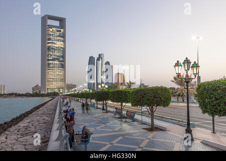 Corniche de la ville d'Abu Dhabi au crépuscule Banque D'Images