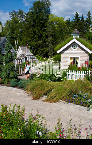 Jardins botaniques de la côte du Maine, à Boothbay, Maine, un jardin avec plantes et fleurs de la Nouvelle Angleterre et la sculpture Banque D'Images