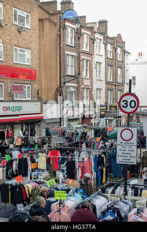 Marché Petticoat Lane avec des stands le dimanche vente de vêtements et de tissus Banque D'Images