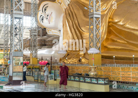 Le gigantesque Bouddha couché Shwethalyaung à Bago, le Myanmar, l'Asie Banque D'Images