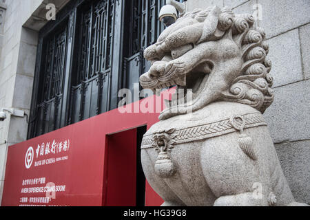 Hong Kong. La Chine. 06Th Jan, 2017. La photo montre le lion rock à l'extérieur de la tour de la Banque de Chine et l'office qui situé dans le centre de Hong Kong. La Chine. 2017 est le 100e anniversaire de l'ouverture de la succursale de la Banque de Chine à Hong Kong. La Chine. © Chan Hei Long/Pacific Press/Alamy Live News Banque D'Images