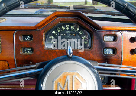 MG Magnette ZA salon de voiture de sport britannique classique dans l'indicateur de tableau de bord de l'art déco Banque D'Images