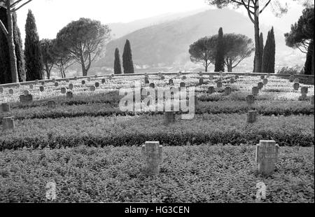 Les pierres tombales du cimetière allemand près de Monte Cassino en Italie Banque D'Images