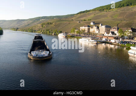 Une barge transportant du charbon le long de la Moselle en Allemagne Banque D'Images