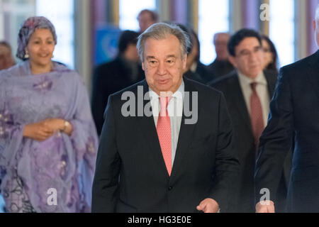 New York, USA. 06Th Jan, 2017. Sur l'initiative de l'ONU, premier jour ouvrable suivant le jour de l'appartement de vacances, le Secrétaire général de l'ONU Antonio Guterres, dont le mandat de cinq ans a débuté le 1er janvier, a participé à une cérémonie de dépôt dans la mémoire d'un personnel de l'ONU et a traité de l'organisation, les membres du personnel administratif et de soutien dans le hall du bâtiment du Secrétariat, au Siège des Nations Unies à New York. © Albin Lohr-Jones/Pacific Press/Alamy Live News Banque D'Images