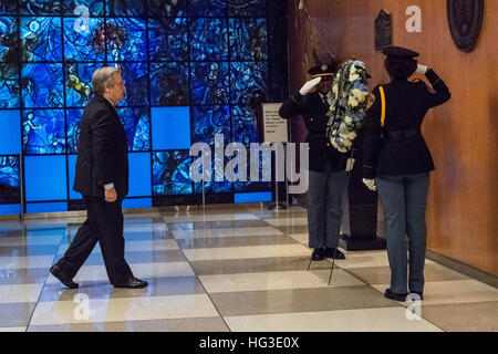 New York, USA. 06Th Jan, 2017. Sur l'initiative de l'ONU, premier jour ouvrable suivant le jour de l'appartement de vacances, le Secrétaire général de l'ONU Antonio Guterres, dont le mandat de cinq ans a débuté le 1er janvier, a participé à une cérémonie de dépôt dans la mémoire d'un personnel de l'ONU et a traité de l'organisation, les membres du personnel administratif et de soutien dans le hall du bâtiment du Secrétariat, au Siège des Nations Unies à New York. © Albin Lohr-Jones/Pacific Press/Alamy Live News Banque D'Images