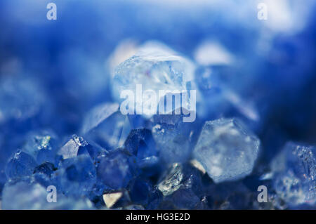 Cristal bleu foncé, naturel nature minéral, la texture de la pierre. Macro Banque D'Images