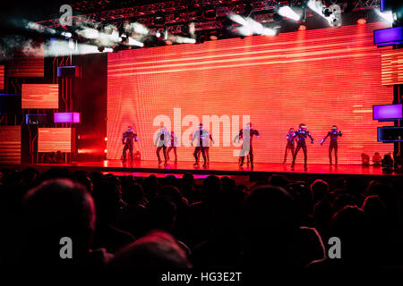 Hong Kong, Chine. 31 Dec, 2016. Illusion cybernétique, spectaculaire un superbe show qui tourne autour de l'illusion, l'acrobatie et la danse qui va vous emmener sur un bord-de-leurs places voyage. Sur un stade futuriste cyber, flanquée par des murs de lumières DEL, exécutants de wow public avec une série d'actes à couper le souffle. © Yeung Kwan/Pacific Press/Alamy Live News Banque D'Images