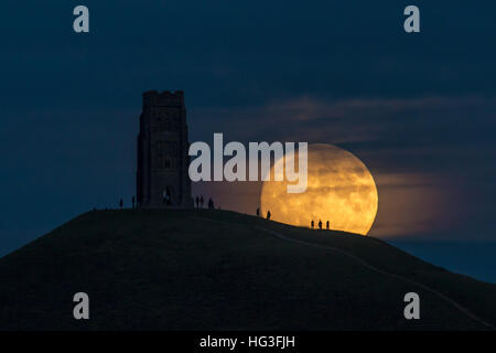 Regardant le Supermoon derrière Tor de Glastonbury en novembre 2016 Banque D'Images